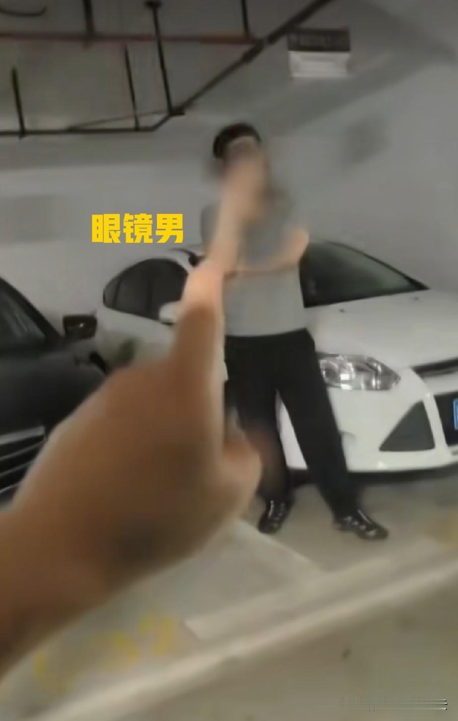 占车位事件里的关键人物，那个挡闵先生车子，一直帮女车主撑腰，不断在录像的那个男子