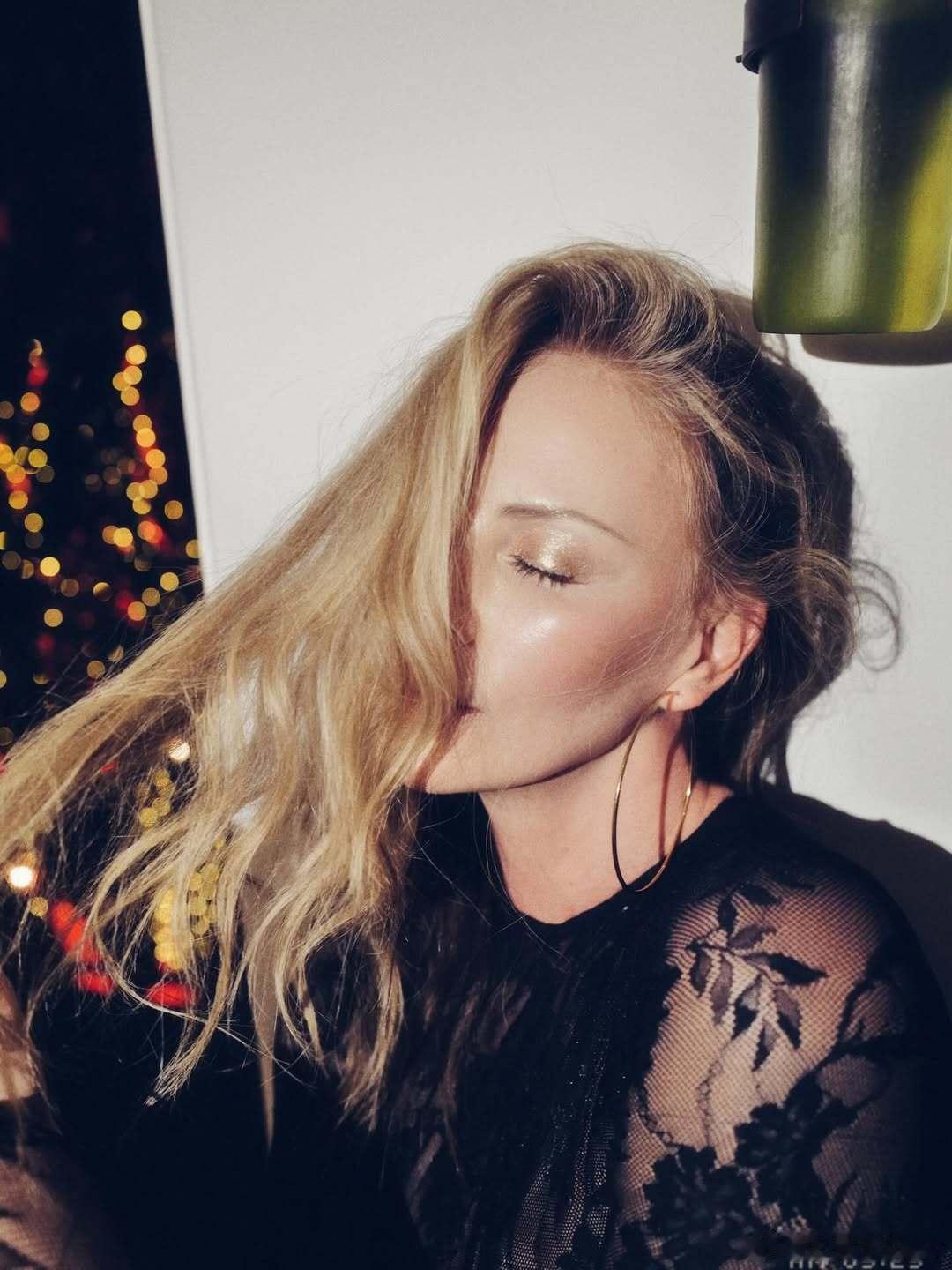 CharlizeTheron查理兹塞隆又开节日主题派对啦，上一次是致敬Mich