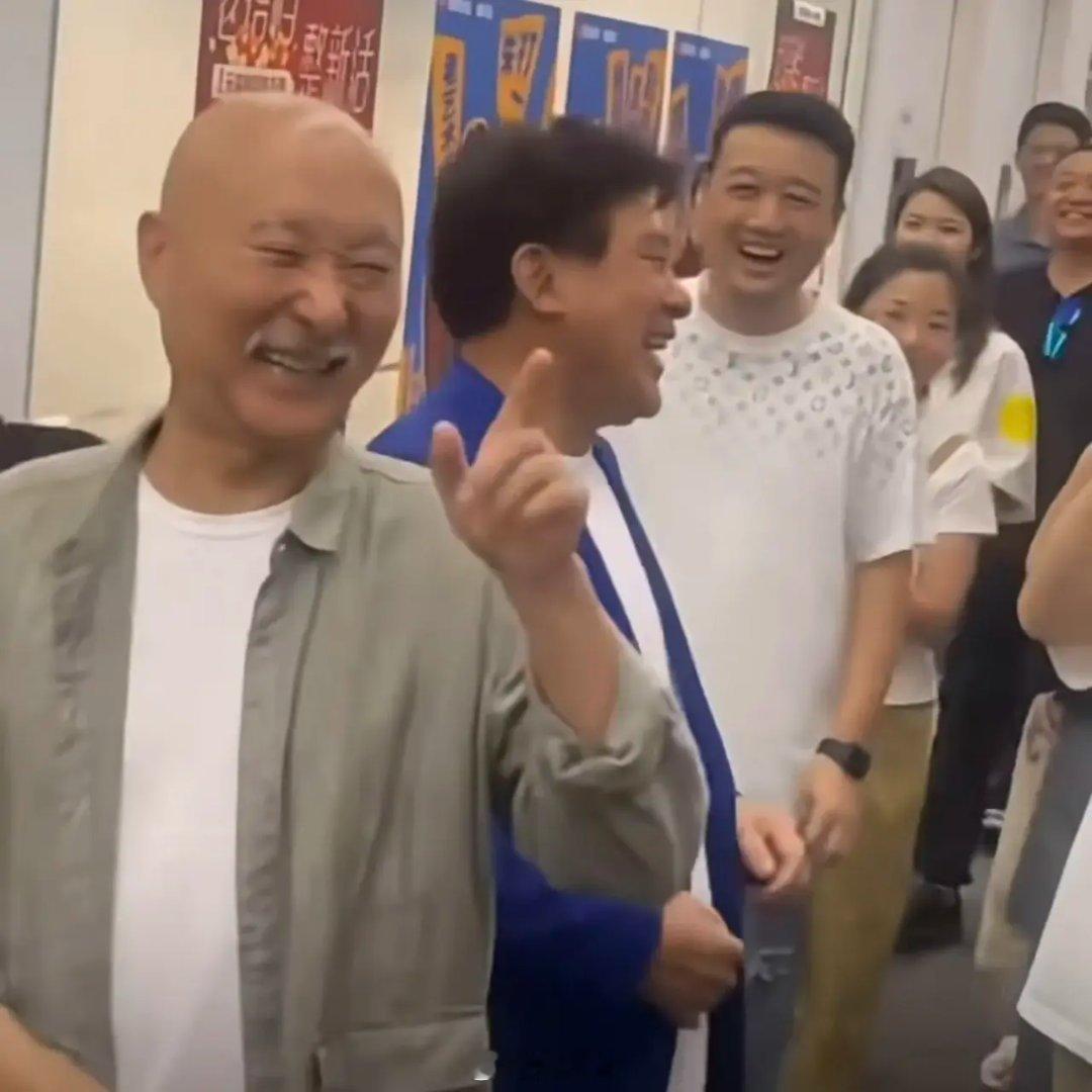 陈佩斯与朱时茂参加活动，路遇观众围观，人群中一小伙子朝二人大喊：“皇军托我给您带