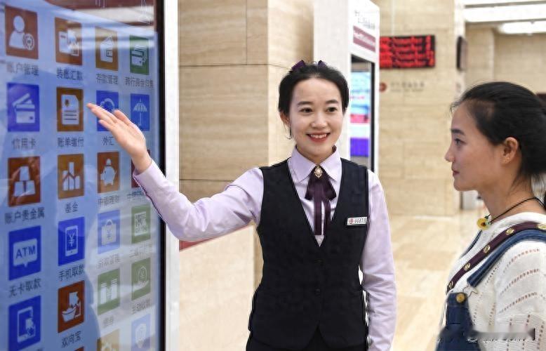 南京六旬阿姨哭晕！2024年10月31日，24万余元定期存款被人网上转走？银行回