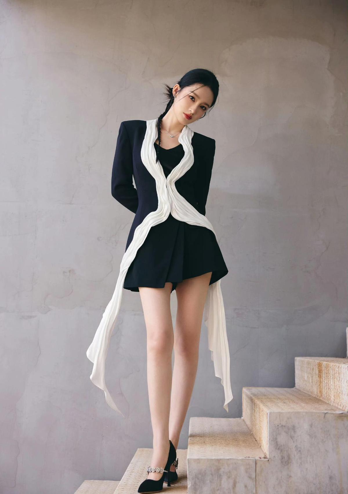 她穿一条黑裙，上一秒在T台，下一秒骑在马背上。不是演戏，是真练。高跟鞋没换，