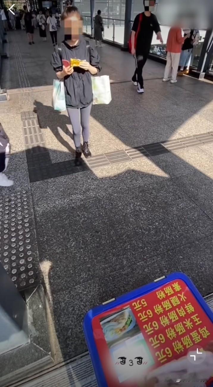 因为6元钱，彻底撕开这名女子遮羞布，世上竟有如此厚颜之人。近日，在重庆，一名