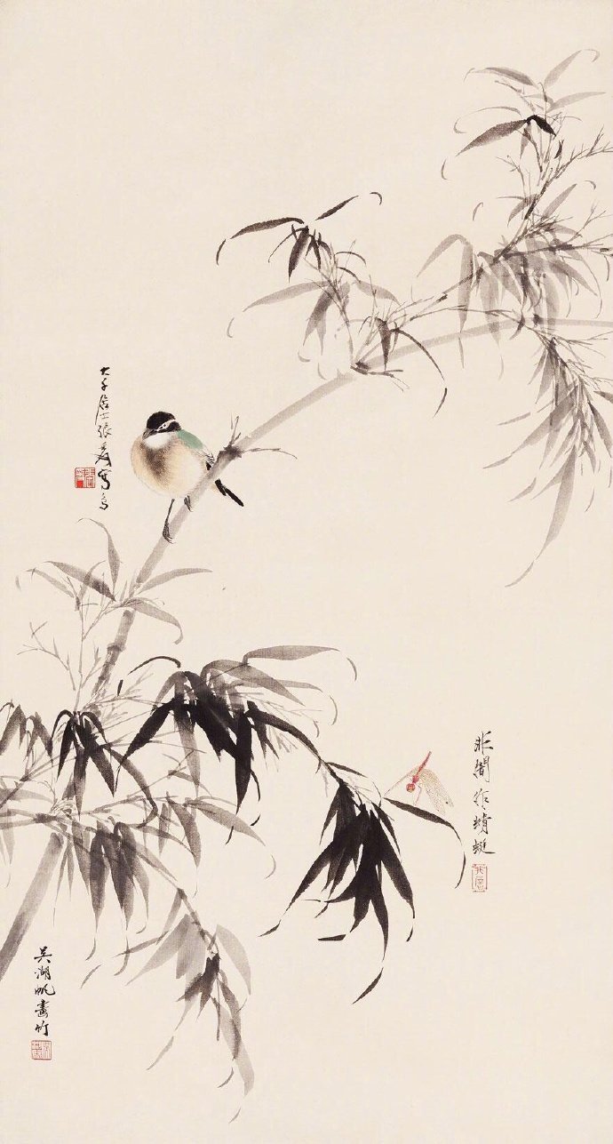 “袖剑飞吟。洞庭青草，秋水深深。万顷波光，岳阳楼上，一快披襟。不须携酒登临。问有