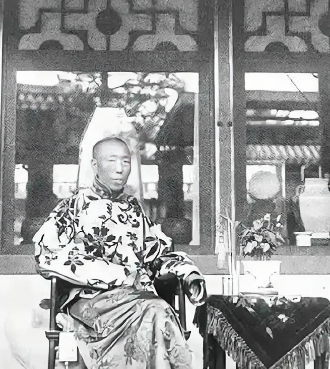 1908年，慈禧太后死后，李莲英便失去了最大的靠山。那是一个寒冷的冬夜，中南海