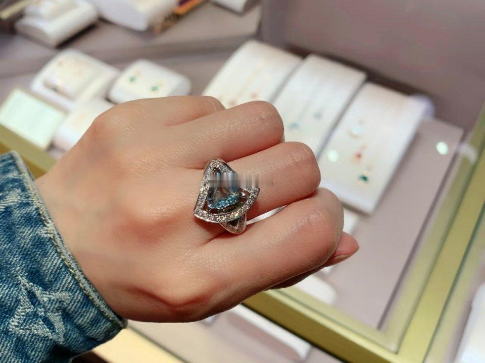 剧里有个珠宝蛮重要的前前后后出现好几次了海蓝宝石戒指💍品牌方可以争夺一下广告