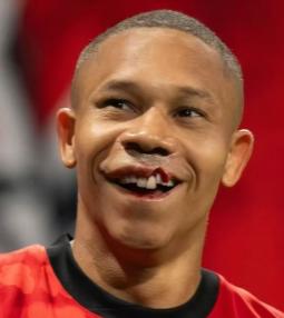 潘伟力的说法有一定道理，姜至鹏这动作确实更像是无意的，他个子高手臂长，转身时没注