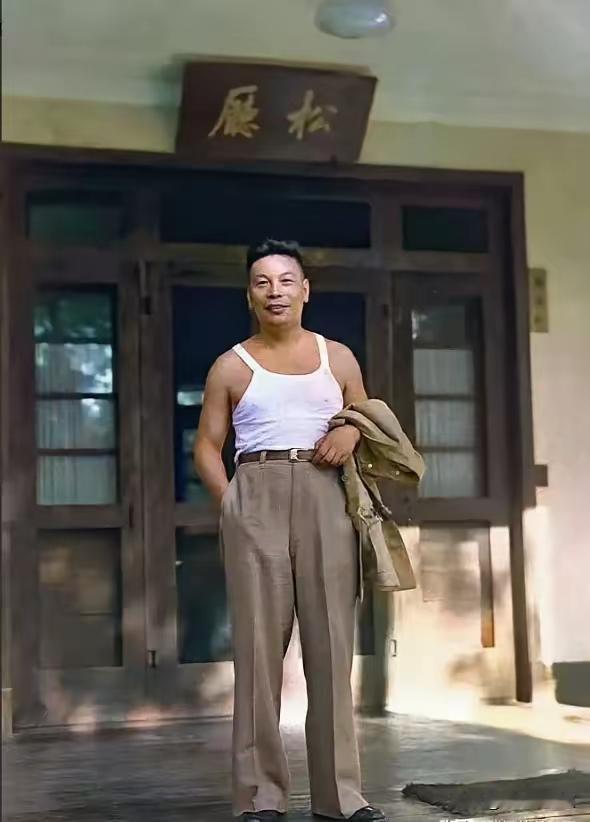 这照片里40年代江西省赣州市行署专员蒋经国先生。1939年3月他就来到赣南，任江
