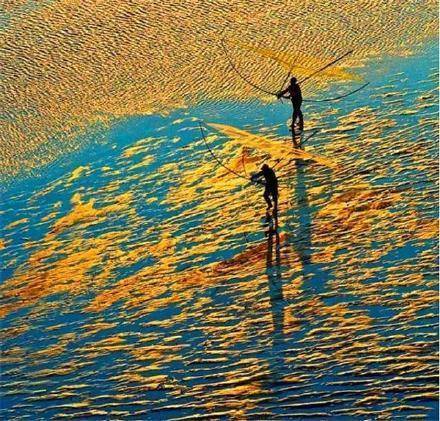 福建·霞浦，碧海溢彩，滩涂铺金，水波潋滟，似一颗璀璨的明珠镶嵌在东海之滨。这里有