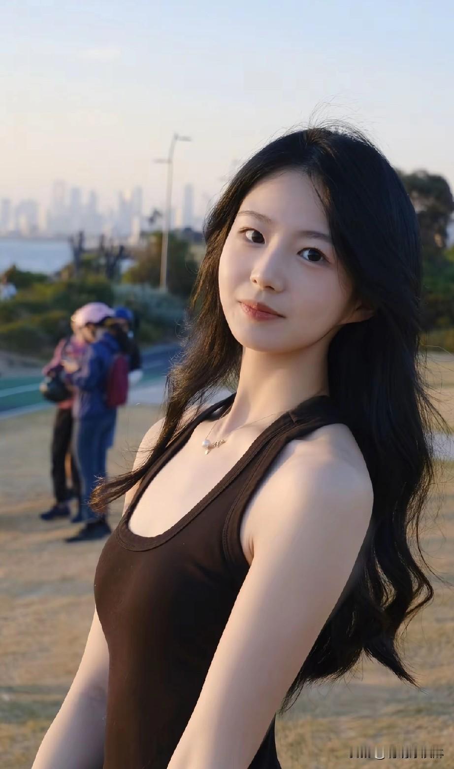 海边漫步，阳光下的少女，自由自在，享受美好时光。