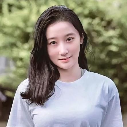 中国国民党主席郑丽文此次访陆，随团的三位女士——董佳瑜三十岁，现任中国国民党国际