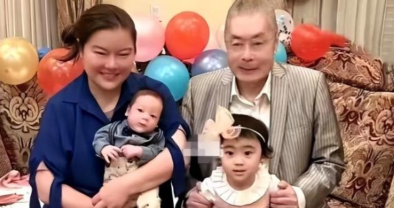 他三婚娶小37岁徒弟，81岁生女，84岁生儿，今住美国豪宅好不惬意。画面里的老人