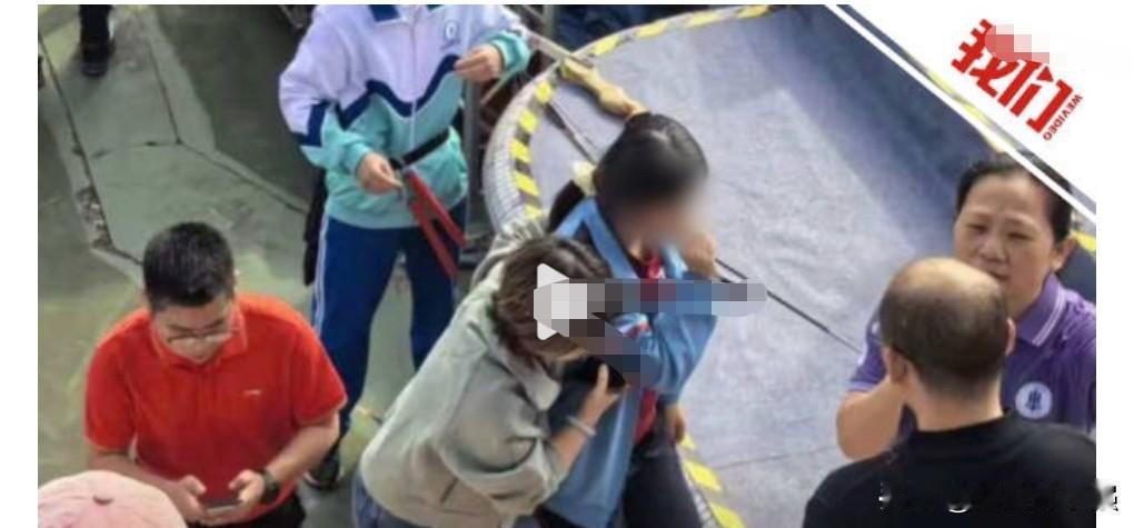 这也太离谱了。学校运动会竟然搞这么危险的表演。11月14日在网上看到这么个消息