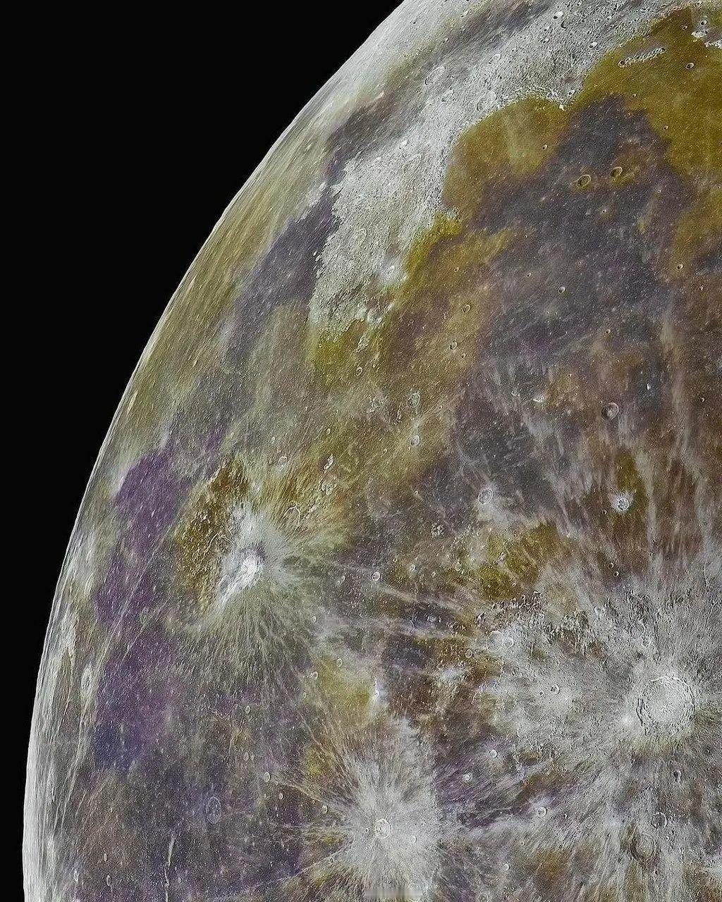 一张极其清晰的月球图像，由133,000帧图像和147GB数据合成。