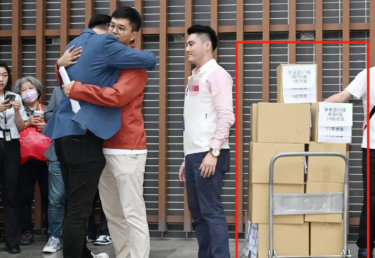 罢免吴沛忆“连署书纸箱”被质疑“根本不像接近2万份”罢免绿委吴沛忆二阶