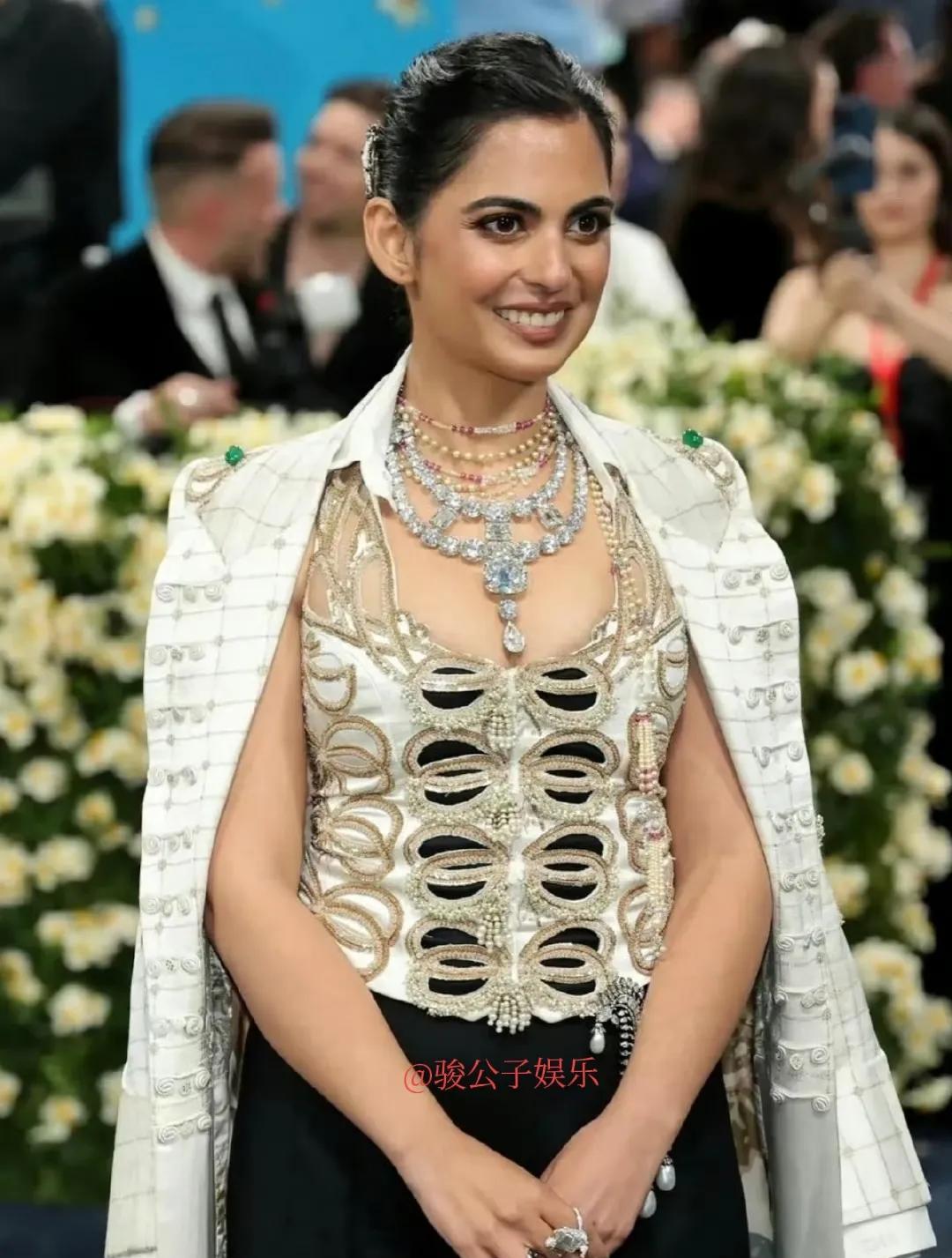 今年的MetGala，印度首富的女儿也去了，他们家的一贯风格，喜欢浑身上下堆满珠
