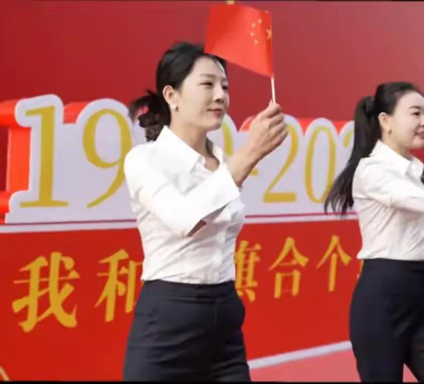 为啥都在夸秦主任？因为咋夸都没毛病。从着装上夸，普通职业装，规范大方。从舞