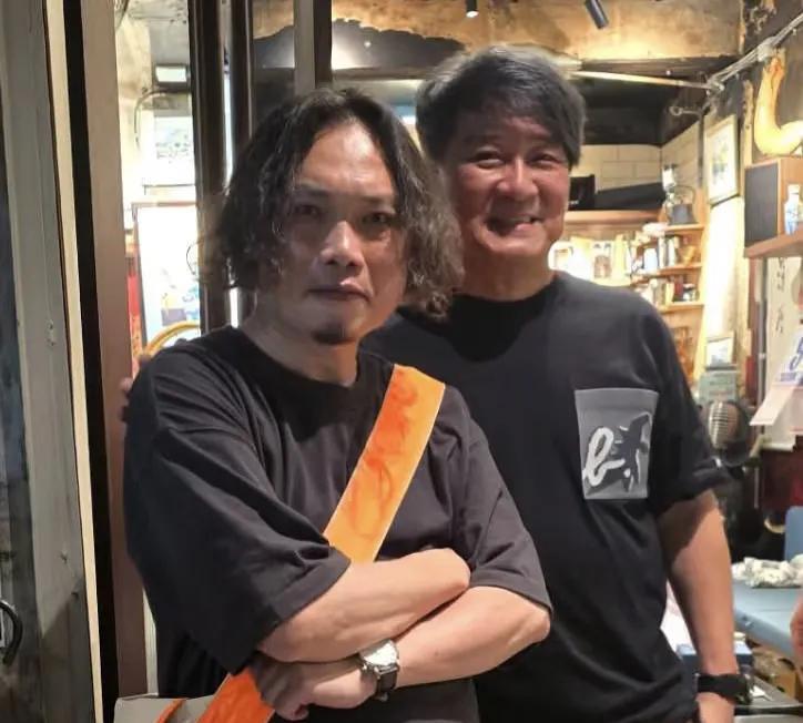 65岁周华健在四川逛街，他的头发花白了，看起来苍老了好多，因为喝了酒，脸色通红，
