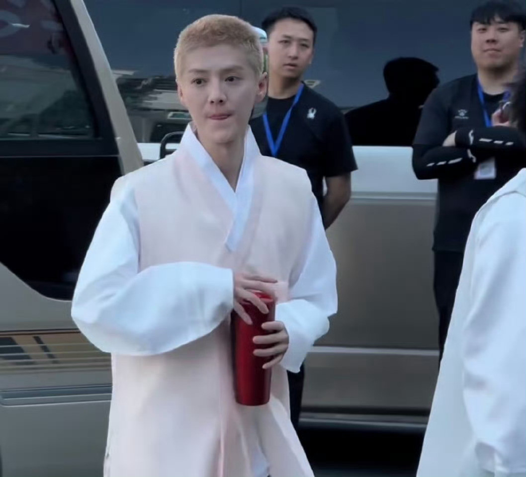 鹿晗撞脸任嘉伦鹿晗这是撞脸任嘉伦了吗？两人各有各的风格，都很帅！鹿晗任嘉伦寸头鹿