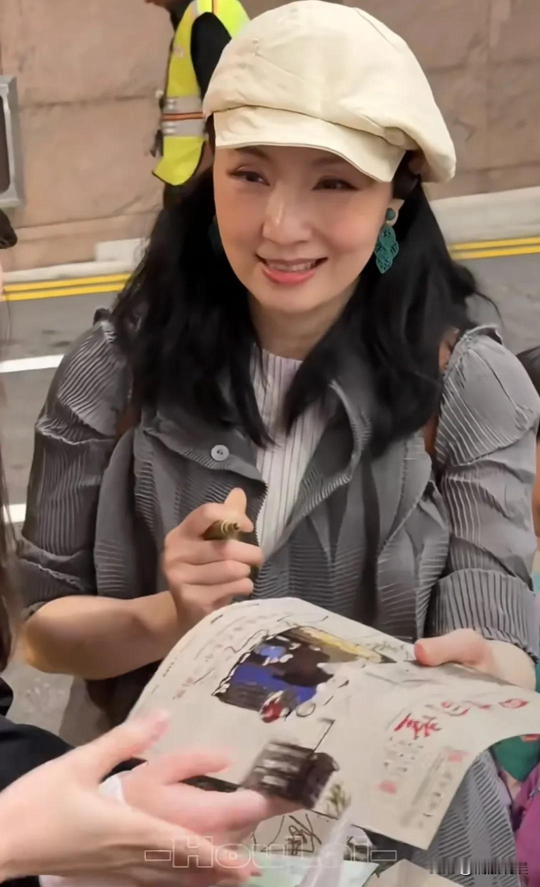 女明星的颜值就像是会变魔术一样，说年轻就变年轻。陶虹在新加坡出演话剧《四世同堂