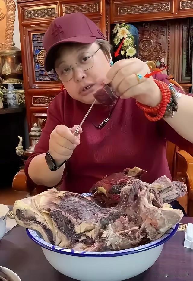 这个人对吃还是比较有讲究的，光说人家体格好，身体长得结实，看人家吃的东西这个香劲