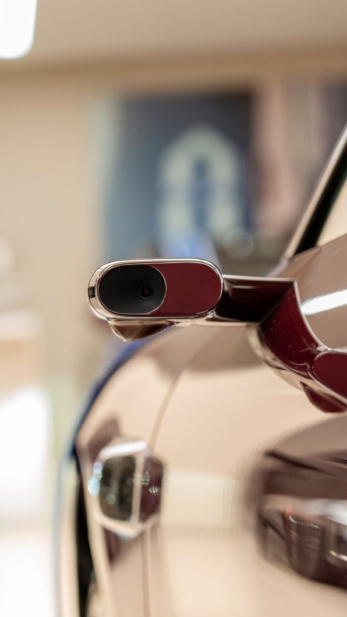 享界S9这次新款一亮相，就把气势拉满。31.8万起，三天预售破8000台，不