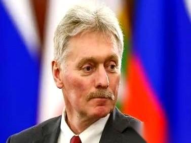 俄罗斯突然踩了刹车。一张谈判桌，两份提议，一份递给乌克兰，说咱们停火吧；另一份