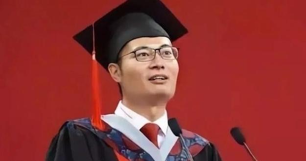 他是北大的博士王永强，携妻子移民美国，此后20年间却未曾回国与家人联系，其母亲病
