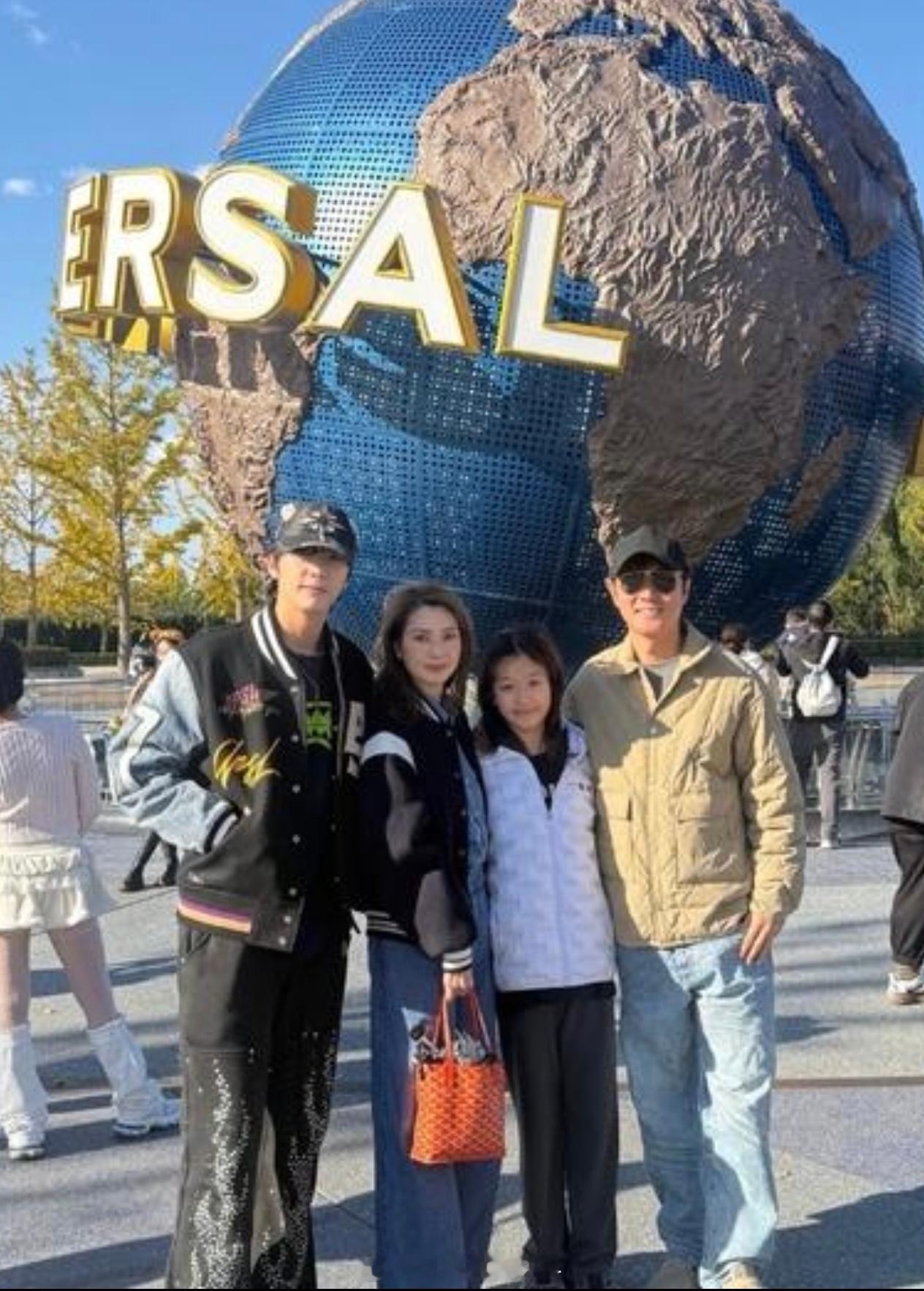 洪欣张丹峰带儿子女儿逛环球影城洪欣张丹峰一家四口逛环球影城这样多好​​​