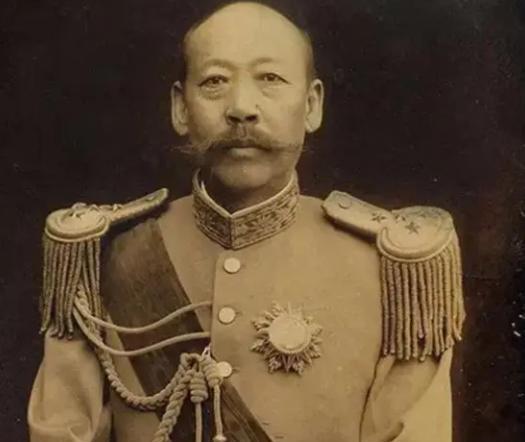 1881年，19岁的曹锟在沿街叫卖布匹。忽然天降大雨。曹锟本想找个人家借宿一晚，