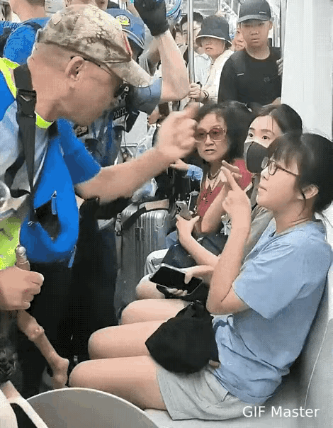 逼女孩地铁让座还指鼻大骂，这个老头倚老卖老的嘴脸，连最后那点体面都输光了！地