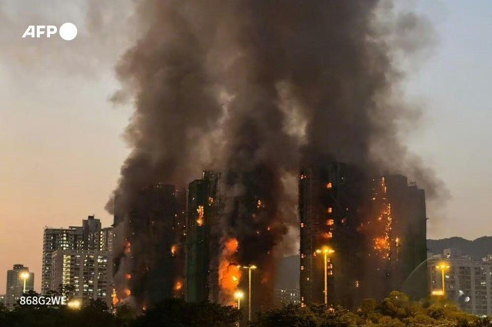 香港消防局局长公布了大埔火灾中消防员何某殉职的详情。何某是参与灭火的消防员之一，