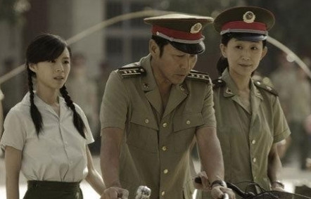 2009年，章子怡苦求冯小刚，希望可以出演电影《唐山大地震》，但冯导冷冷地将她拒