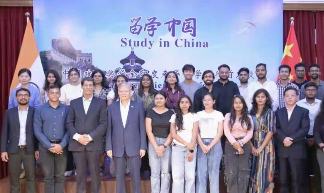在中国留学的印度留学生坦言：班里同学吵翻了，有人觉得中国该帮印度，有人却说印度早已错过机遇！在咱们班