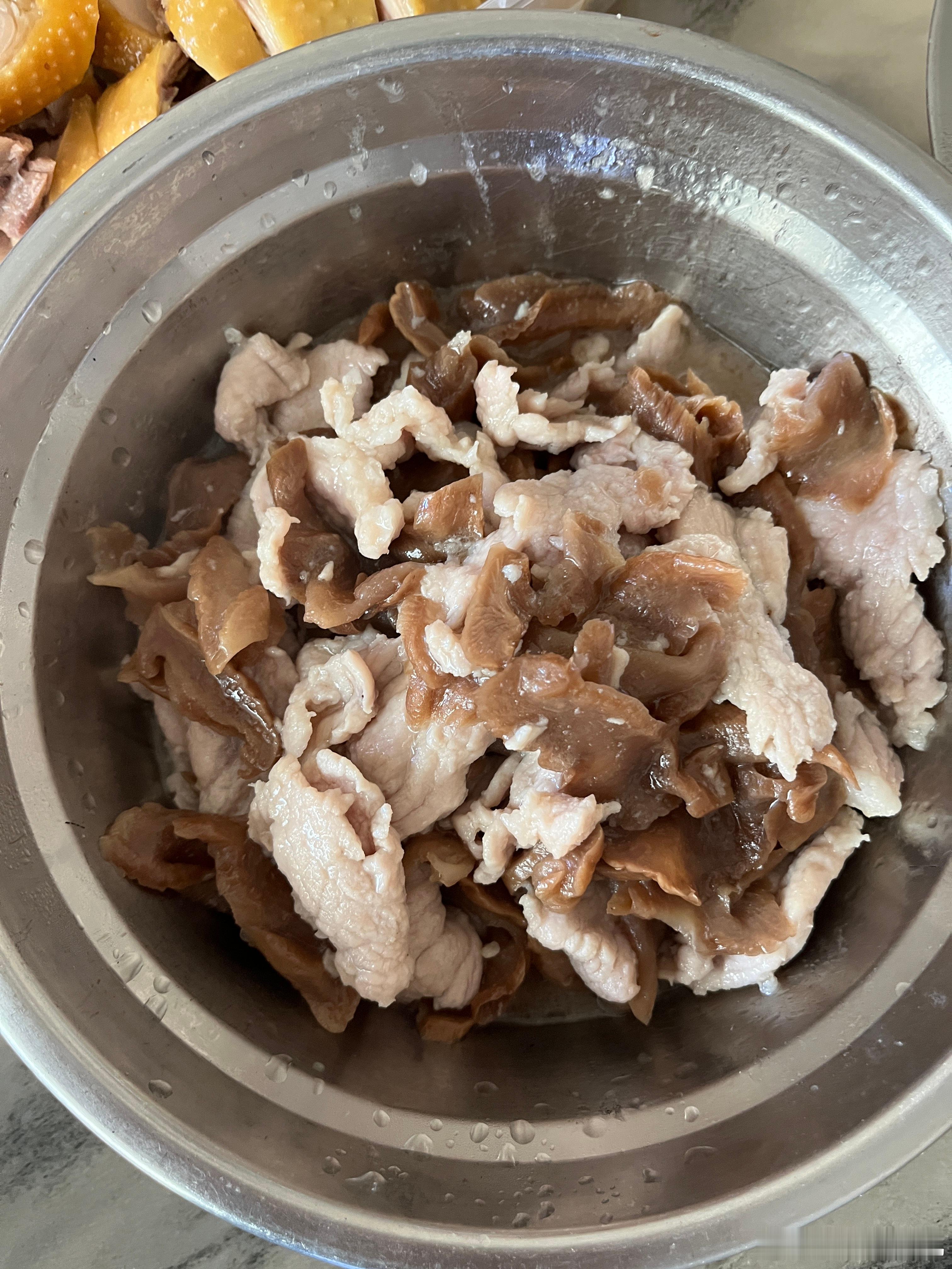 今天来爷爷这里吃饭，这个空心菜炒得好好吃，下次我也用豆瓣酱来炒试试，萝卜干炒肉也