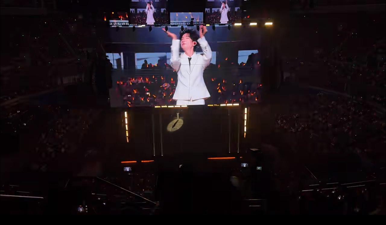 陈楚生、苏醒演唱会现场两地同时开唱《活该》。哈哈哈，这哥俩同一天开演唱会，唱了