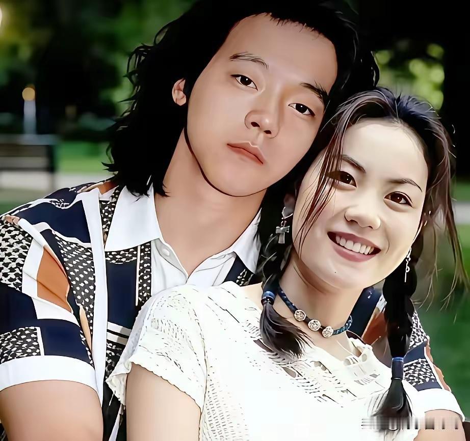 这样看起来，王菲还是个颜控呀，当年窦唯这颜值应该是万里挑一的吧，长长的头发，忧郁