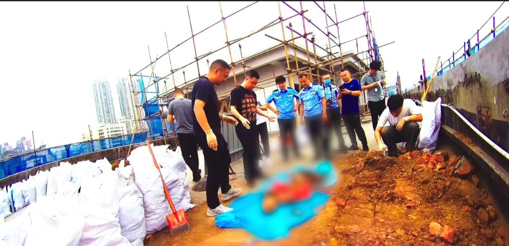 “工人一榔头砸开花坛，泥土下竟露出一具蜷缩的白骨——这起发生在商城楼顶的埋尸案，