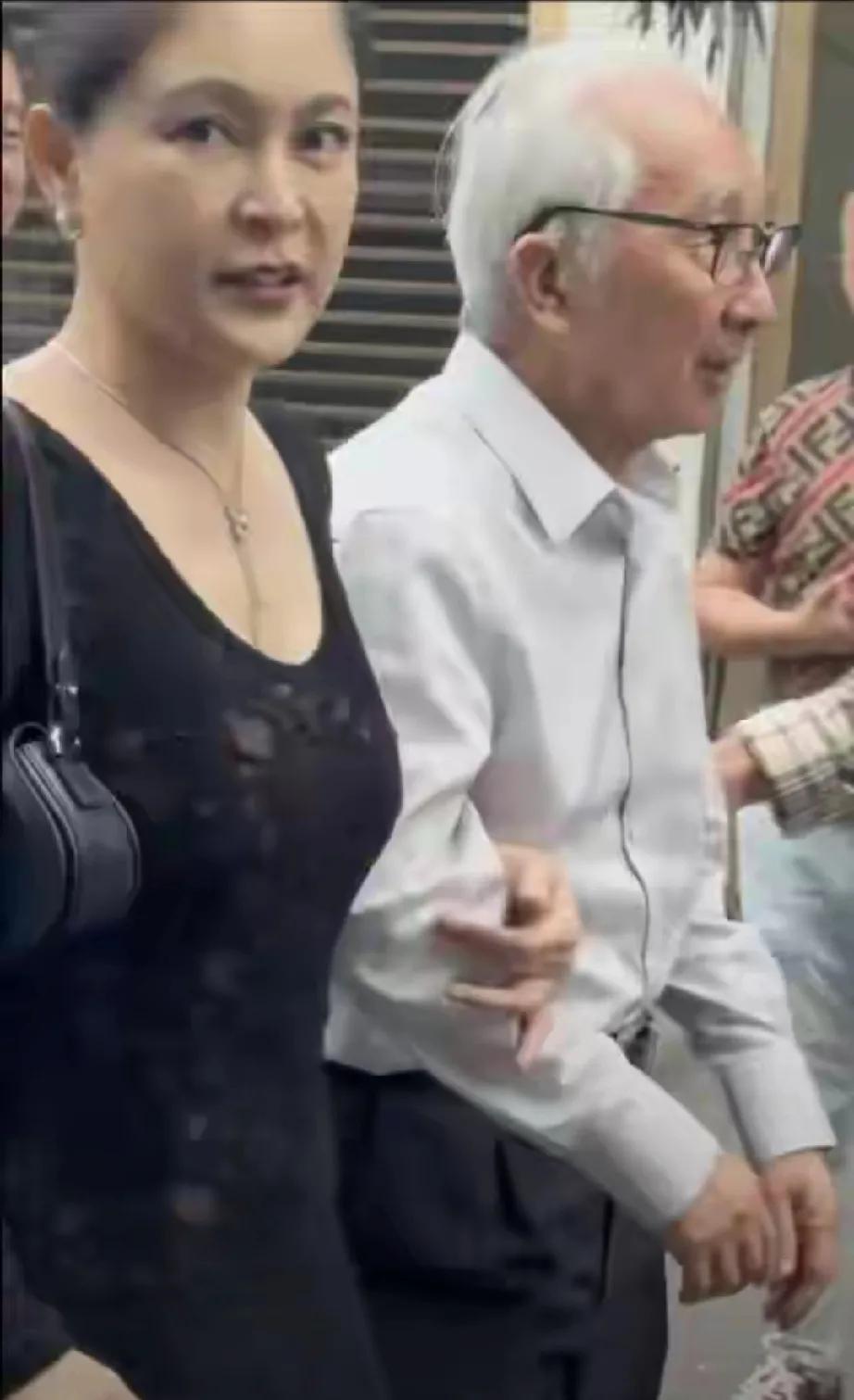 91岁油画泰斗靳尚谊与47岁演员祁艳，相差44岁的“忘年恋”引爆全网！展厅里，他