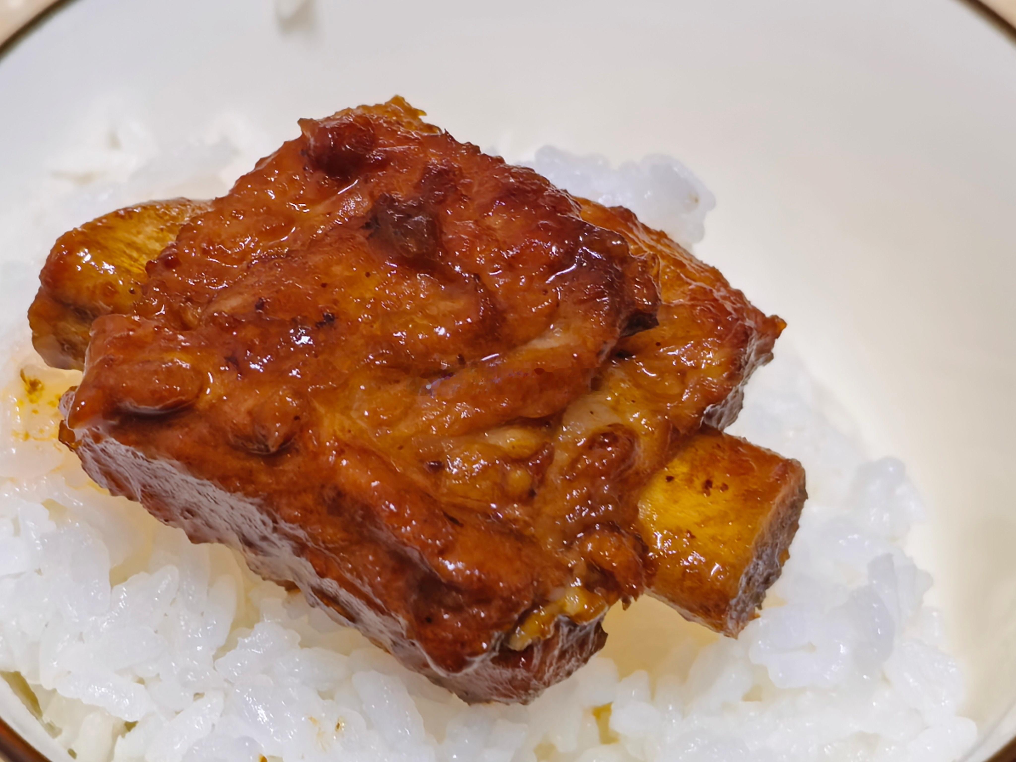问题不大，排骨还是香香的。因为他昨天揍我，我才早早做饭的。我要自己在家吃，不让他
