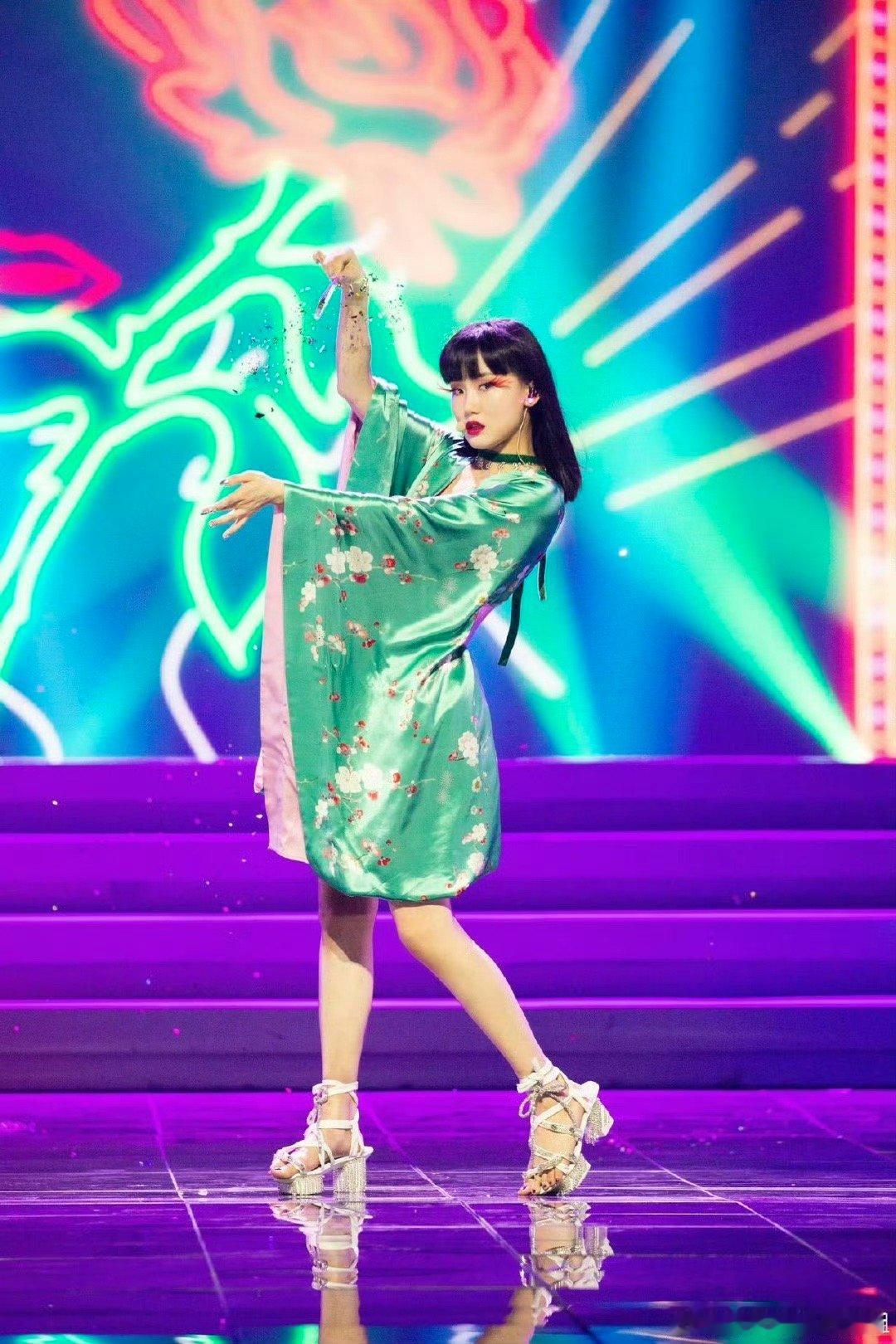 黄龄给我干哪年来了谁懂啊！黄龄巡演突然唱《一剪梅》，还跳起《无价之姐》，瞬间梦回