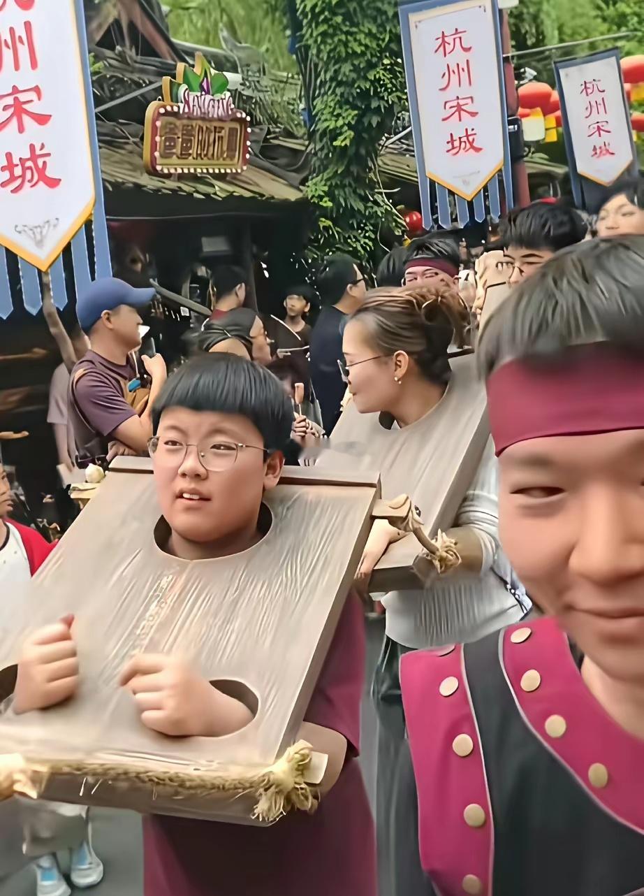 景区npc为了还原历史也是拼了，我毛遂自荐，扔鸡蛋