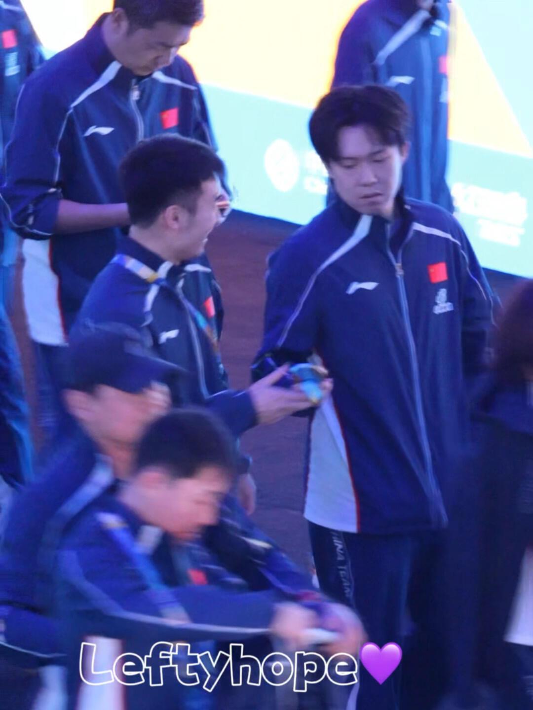 牛牛一直陪伴，王楚钦只管比赛，大金牌子交给牛牛来保管就好！王楚钦和牛牛的关系早