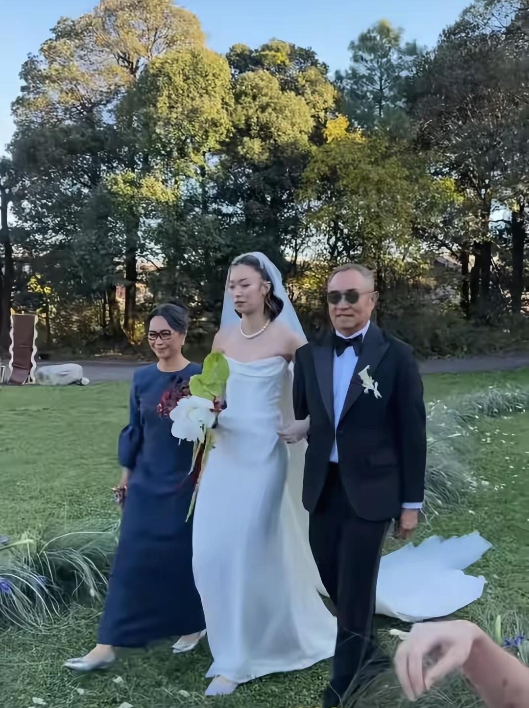 郭晶晶即将迎来最美妯娌11月16日霍启刚的弟弟霍启仁和他的泰国妻子Namfo