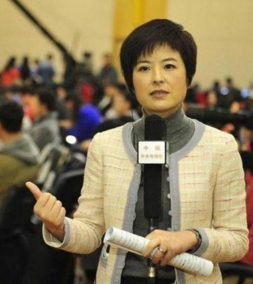 2015年，42岁的央视主持人张泉灵辞去工作后，趁着60岁的丈夫不注意，带着存款