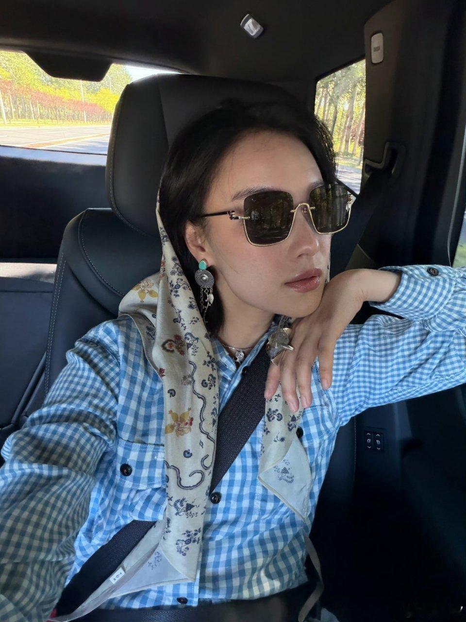 倪妮喜金水倪妮到底多爱银饰倪妮确实很多穿搭都是黑白蓝色​​​