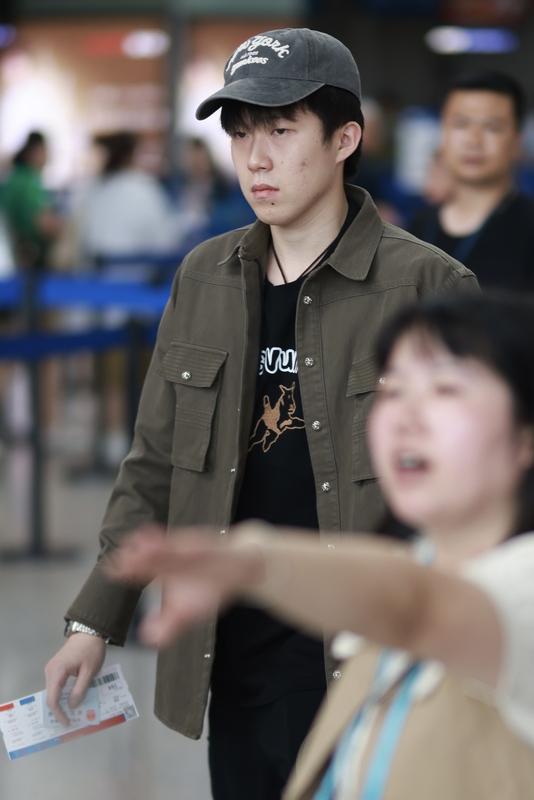 成都混双世界杯比赛结束，王楚钦这一行为太圈粉了！作为最后离场的队员，他主动把场内