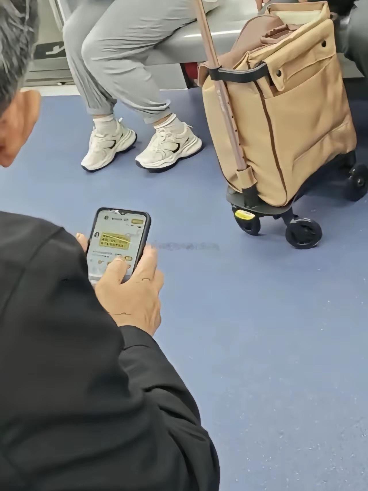 大爷一辈子也是苦过来的，老了老了还为情所困，还得钱包遭罪。​​​