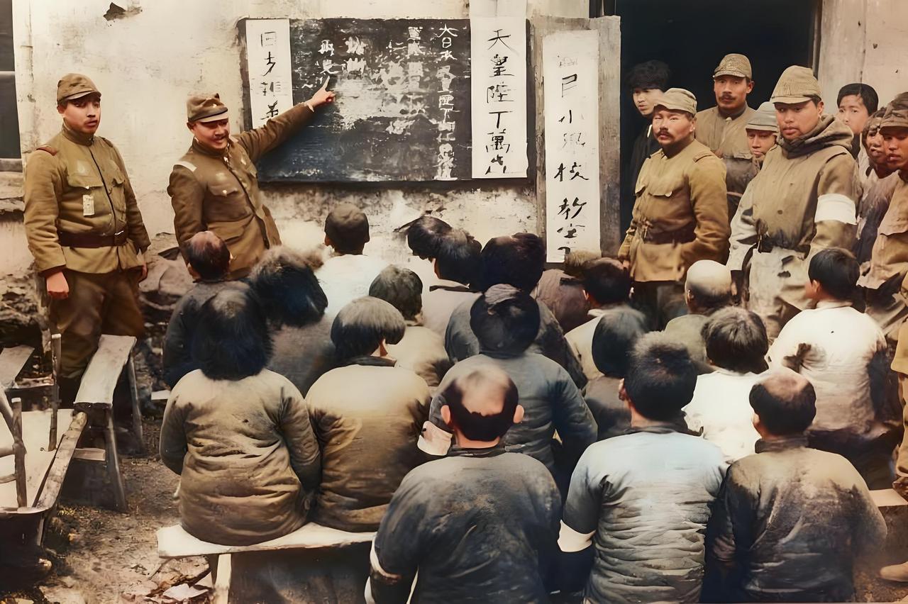 这张照片是侵华日军推行“奴化教育”，画面中，几名身着军装的侵华日军军官，正以写满