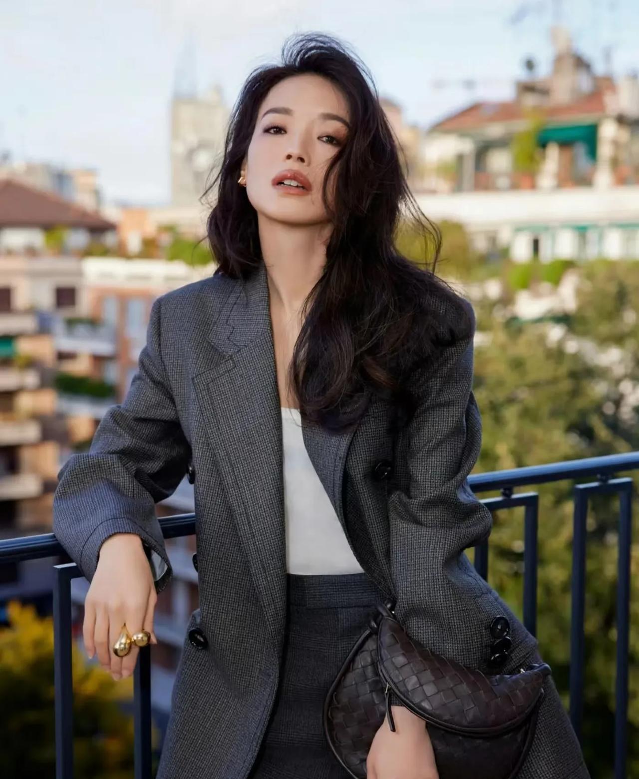 舒淇和汤唯都是娱乐圈里极具辨识度的女星，虽然两人外貌毫无相似点，却又有一个很大的