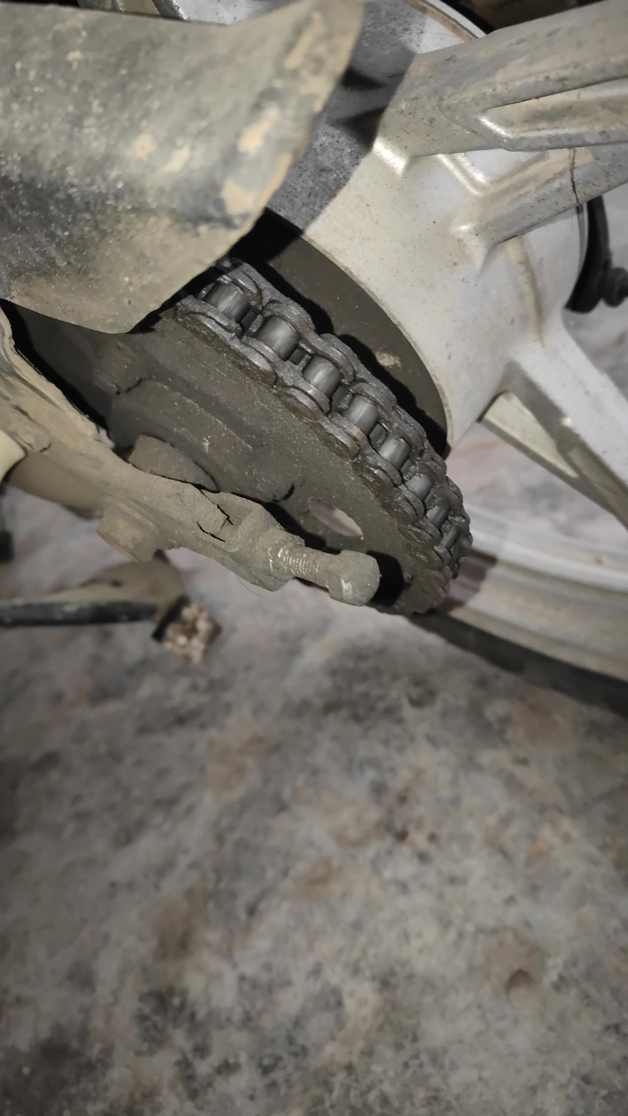 把摩托车的链条装在汽车发动机上可以用吗？